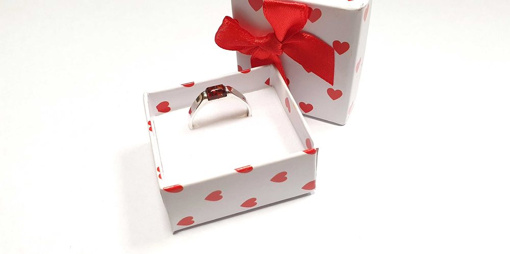 Srebrny pierścionek z bursztynem pr.925 wag.2,6g