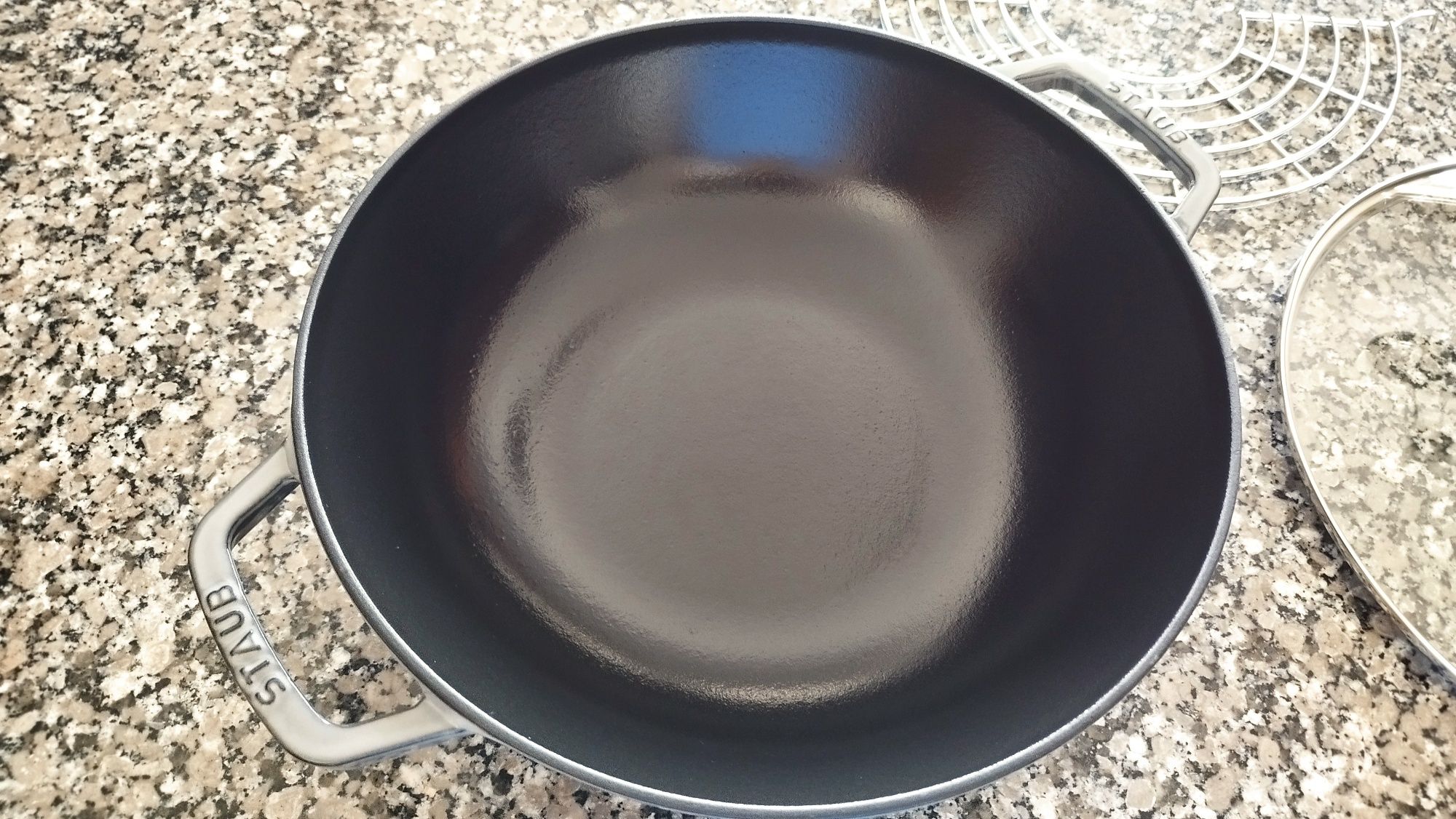 Wok da marca Staub de ferro fundido