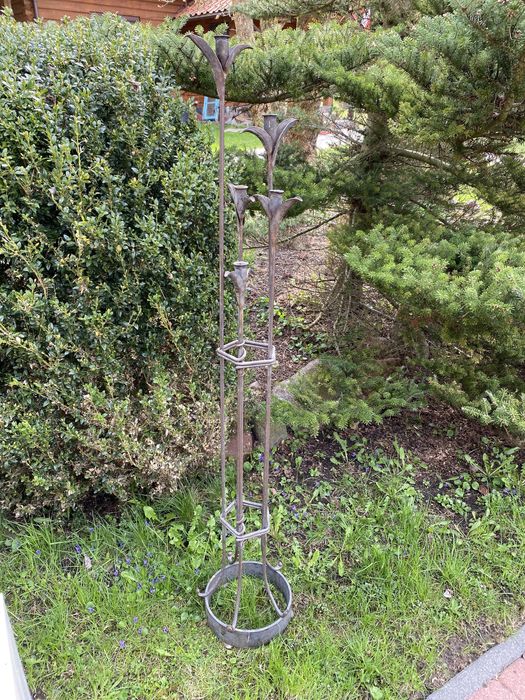 Świecznik metalowy ciężki piekny w koorze starego metalu.