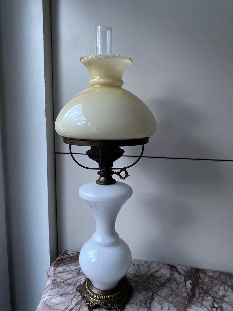 Stara porcelanowa lampa jak naftowa