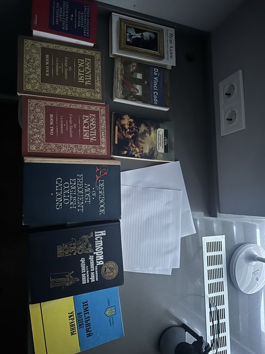 Продаются книги.