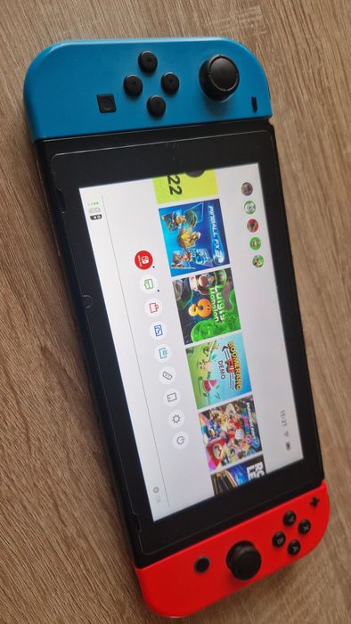 Consola Nintendo Switch e vários acessórios