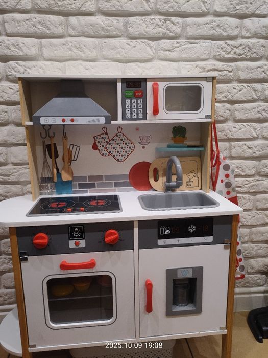 Kuchenka dziecięca z wyposażeniem