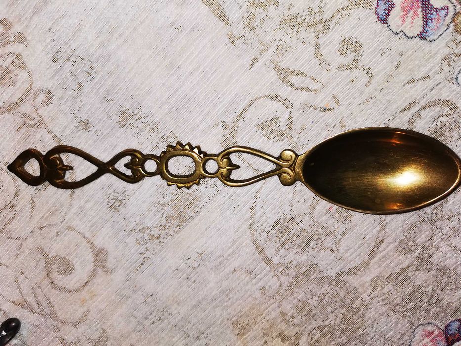 ozdobna łyżka z mosiądzu