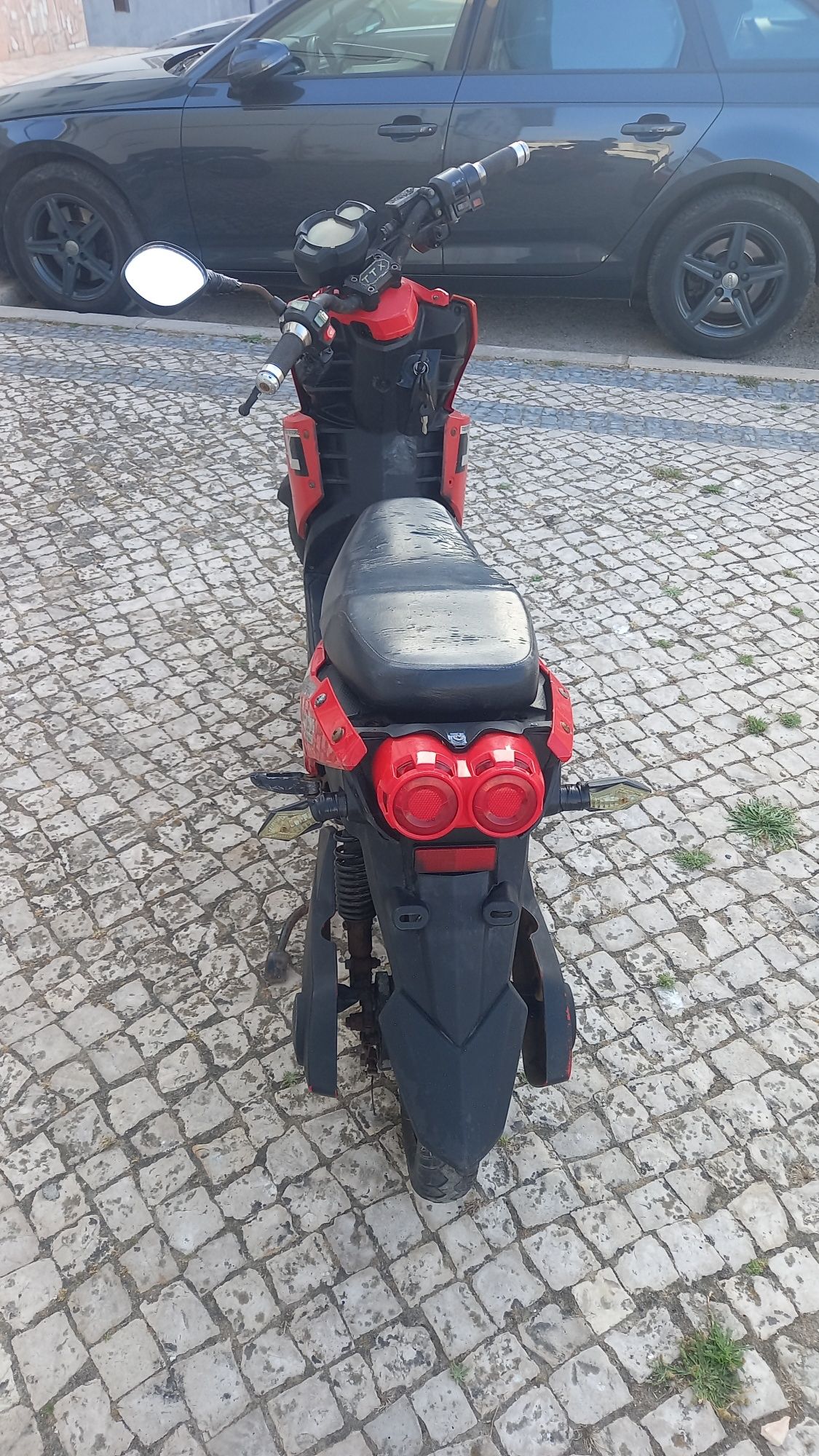 Moto Eletrica Vermelha / Preta