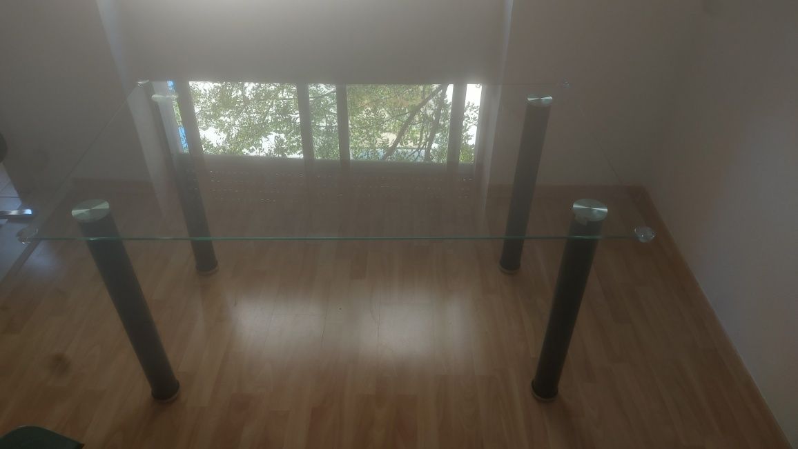 Mesa e vidro nova