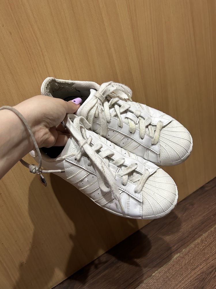 Białe buty sportowe Adidas superstar