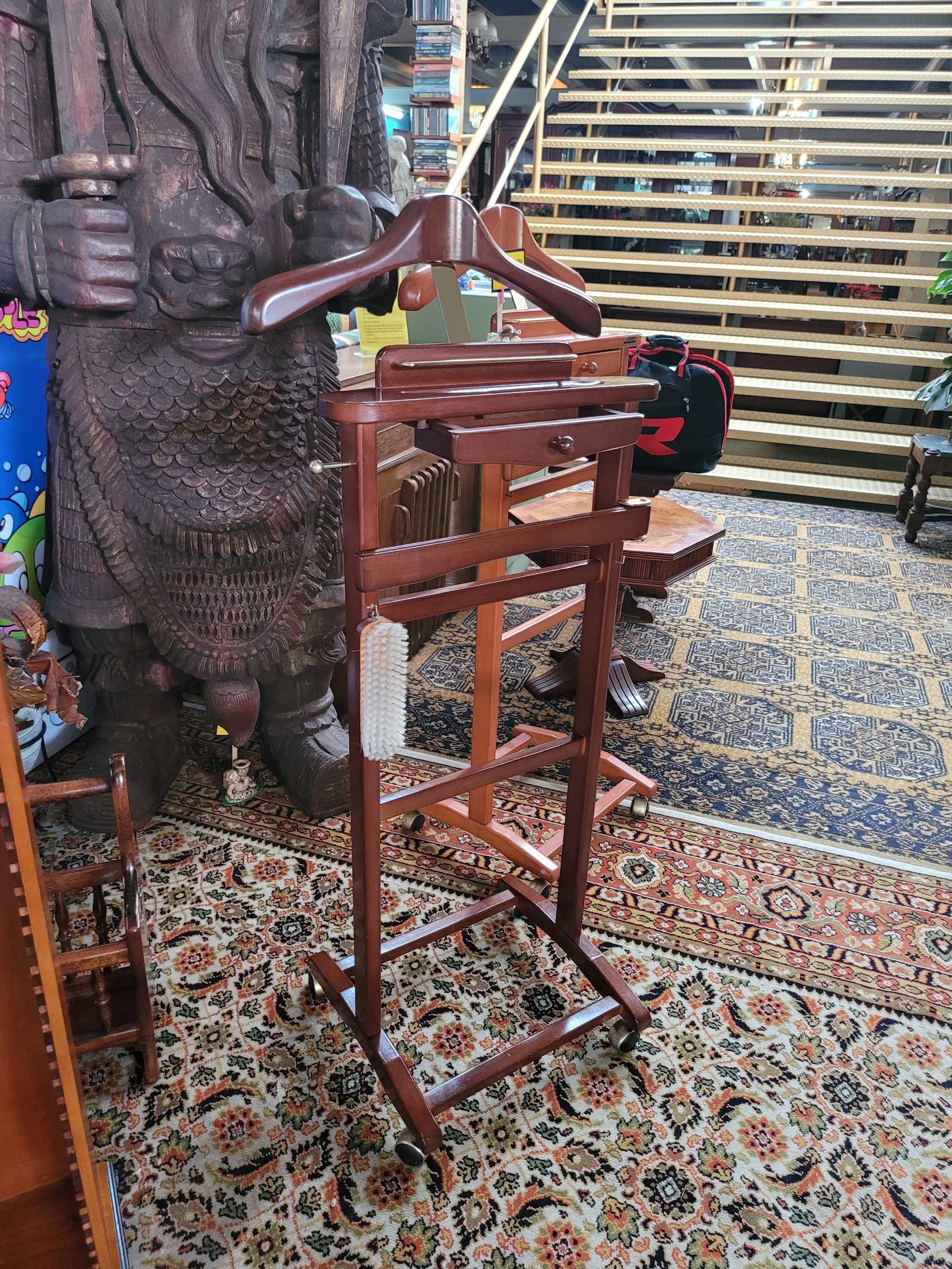 Cabide em madeira com pequena gaveta