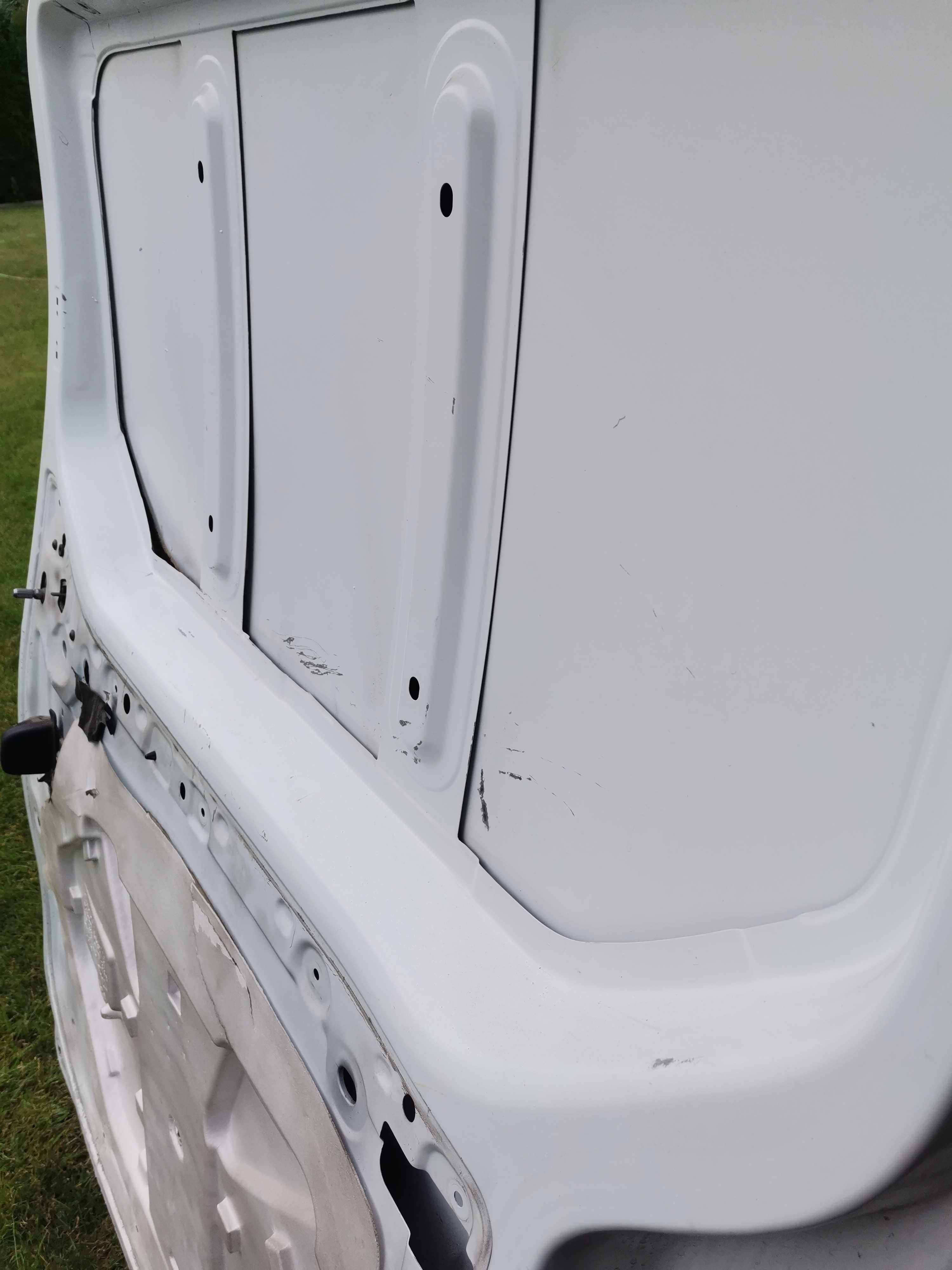 Drzwi przesuwne boczne bok prawe.   
  Renault Trafic 3 2015.