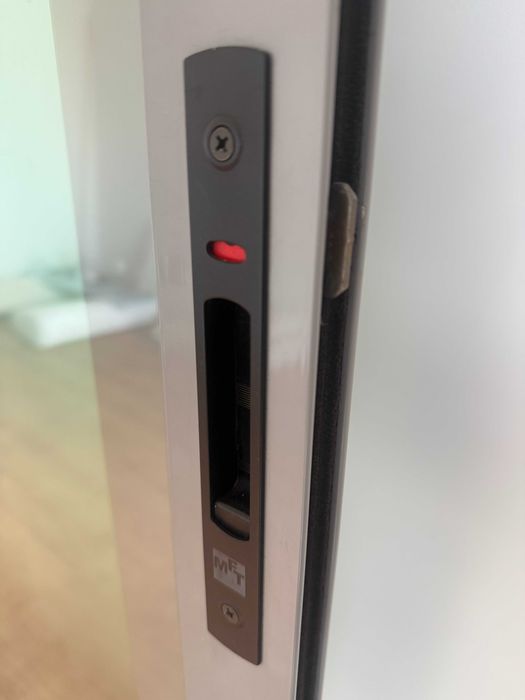 Porta/Janela de alumínio cinza claro com abertura de correr e aro