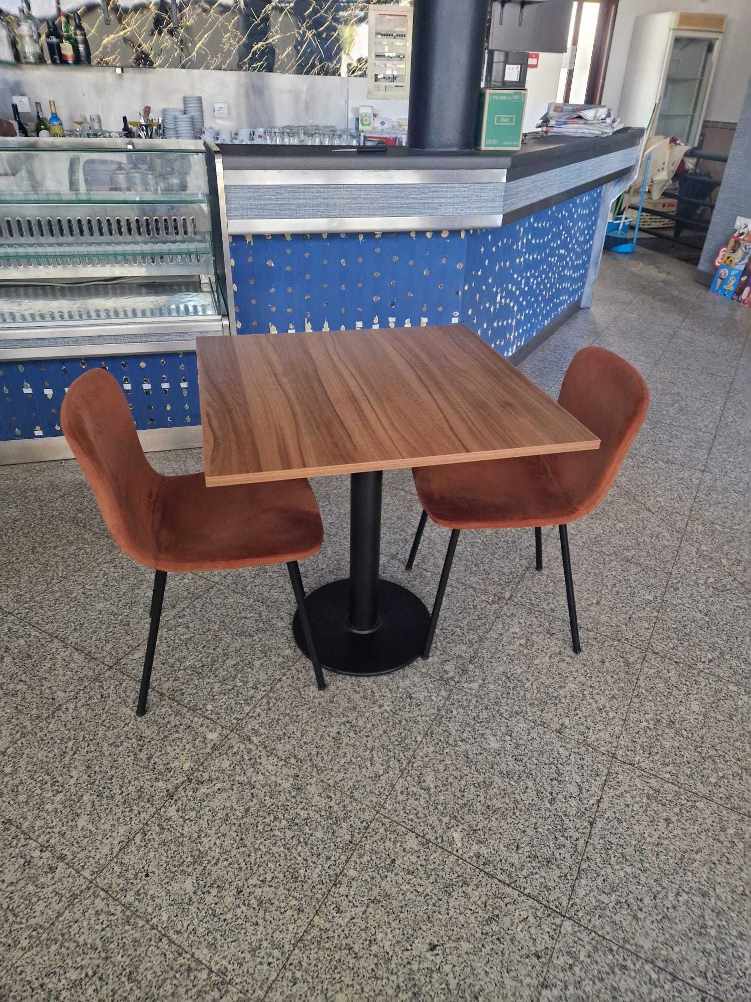 Conjunto: Mesa para 2 pessoas + 2 cadeiras em veludo