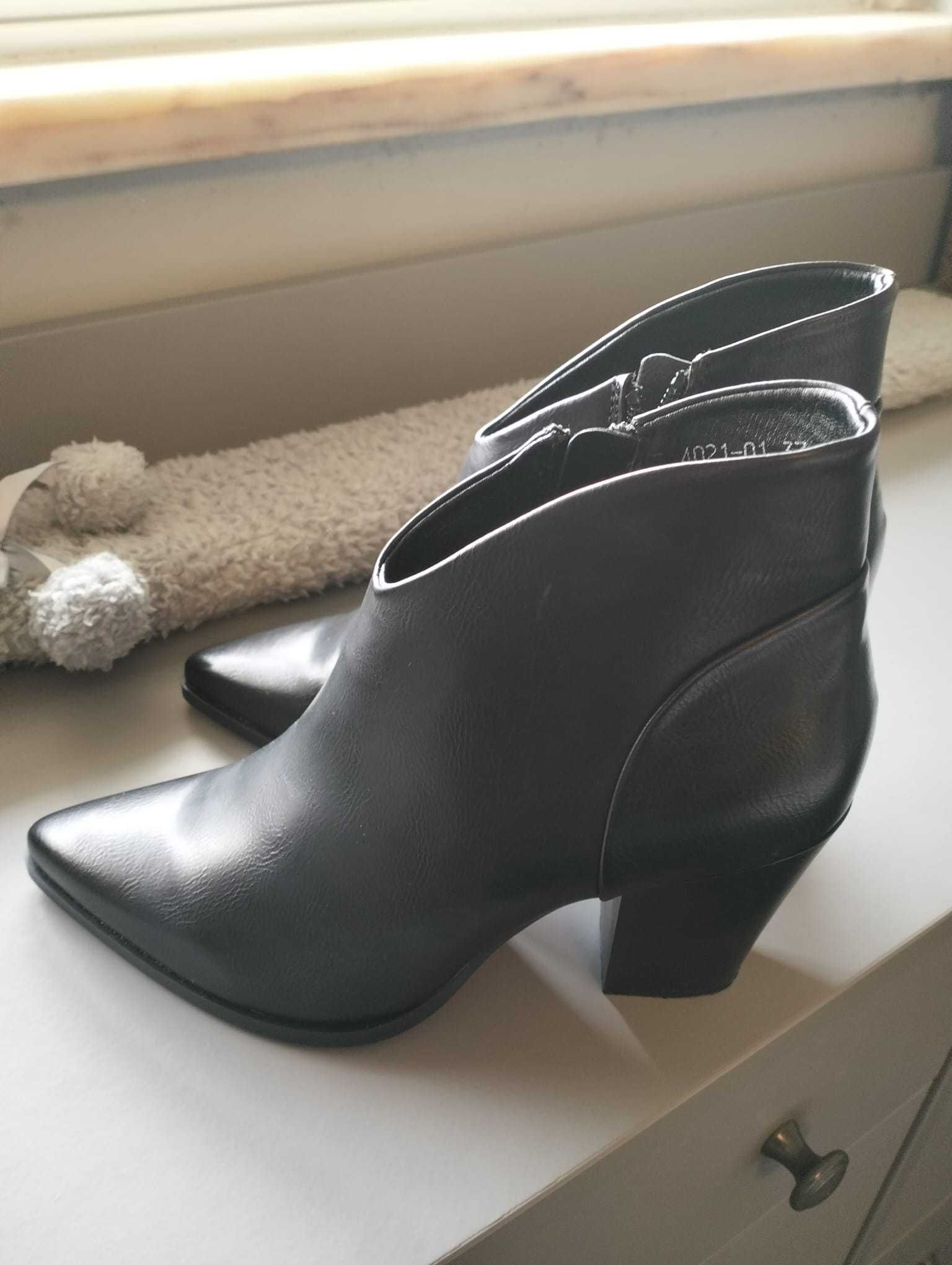 Bota de senhora cano baixo ou botins.