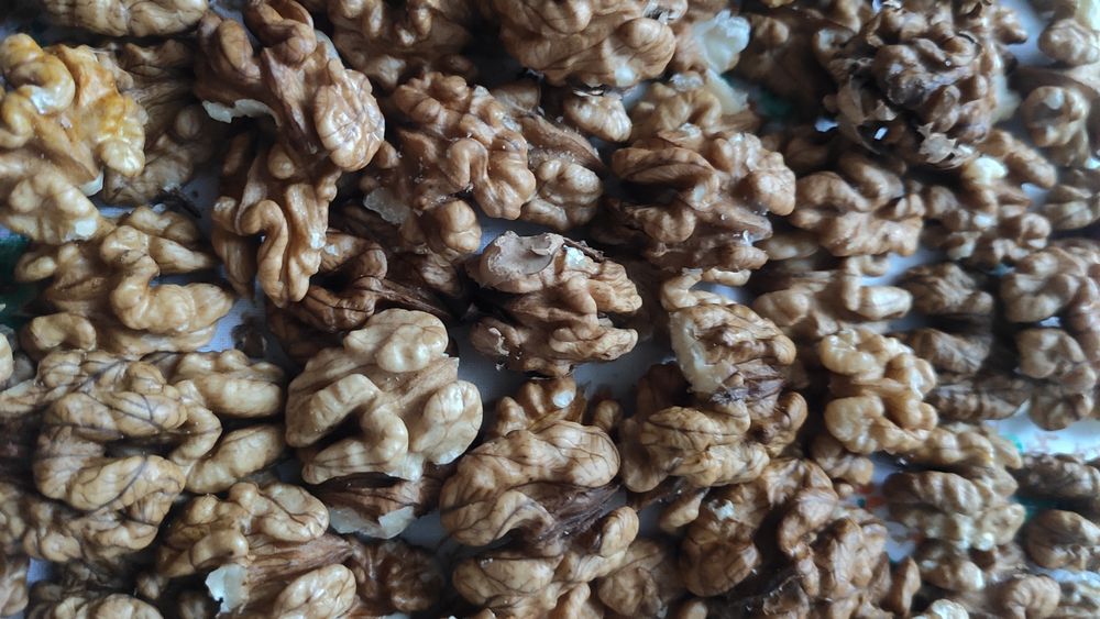 Чищені грецькі горіхи