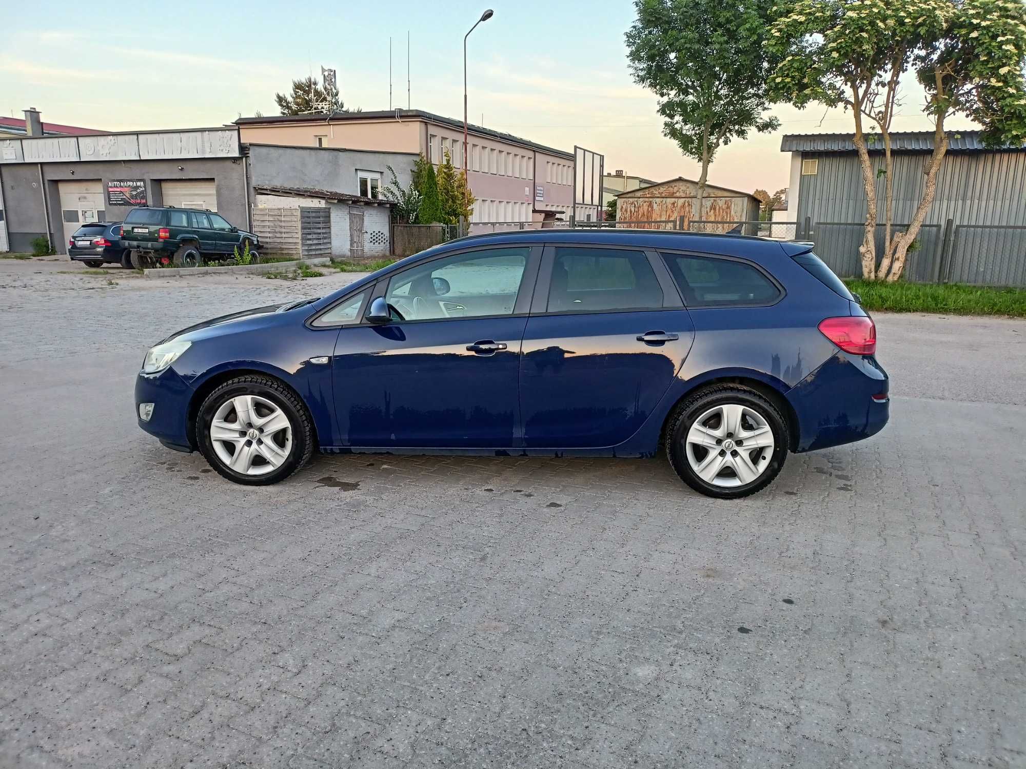 Opel Astra J Sports Tourer 1.7 CDTI z 2011 roku 110 km.