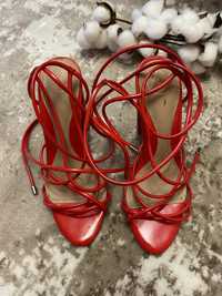 Туфлі на каблуку червоні