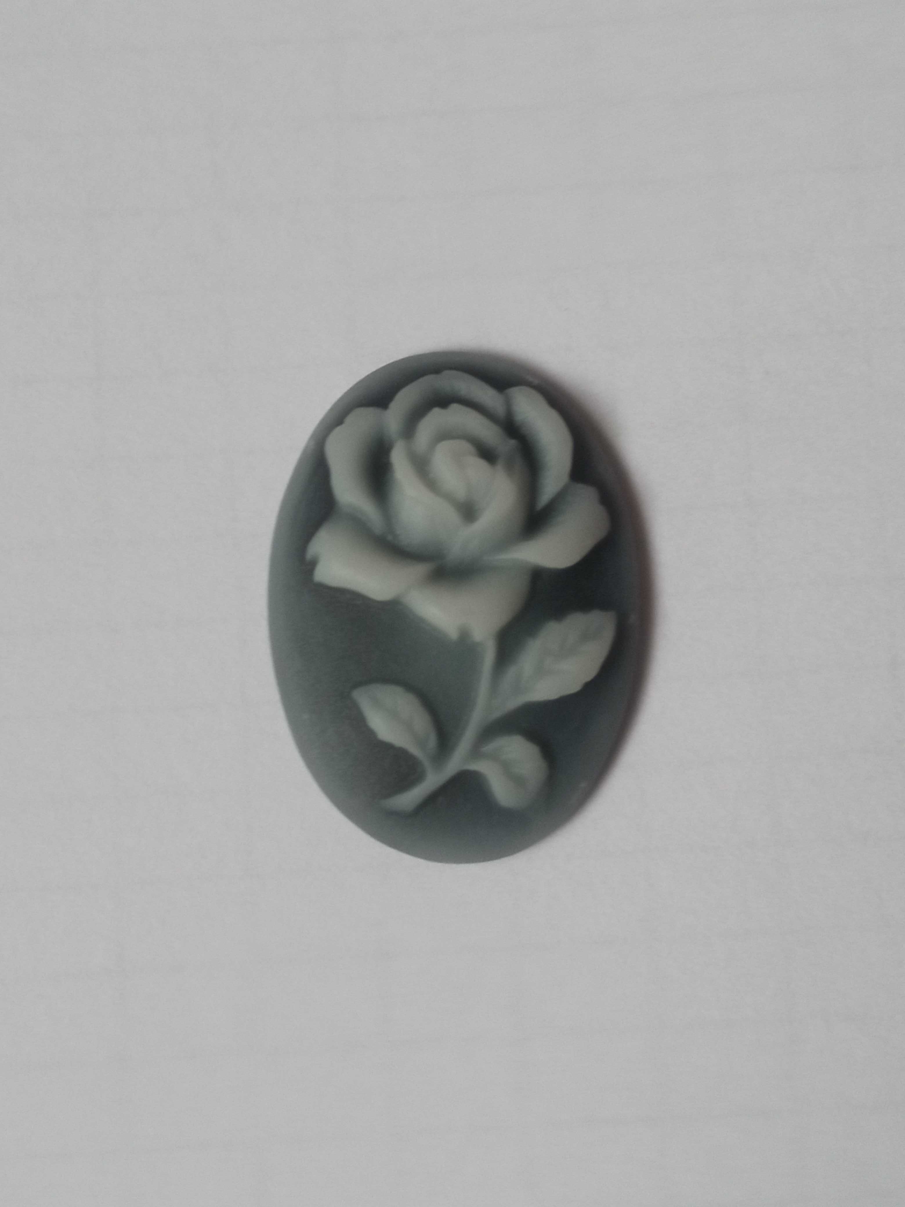 Kaboszon agat syntetyczny kamea z różą biało czarna 25x18mm