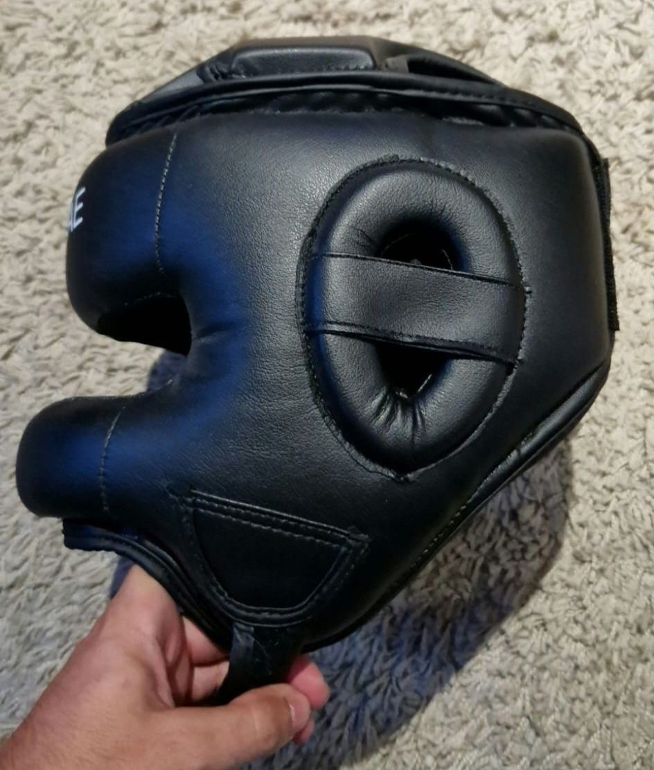 Capacete FUJIMAE sparring c/ barra de ferro (Preto e Dourado, Tam. M)