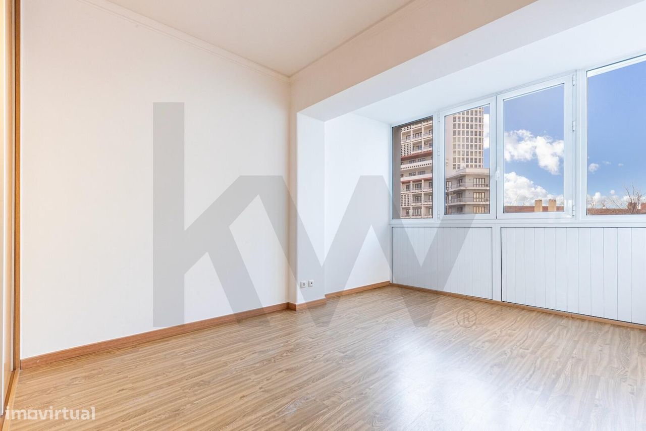 Apartamento T1 transformado em T2 na Av. Estados Unidos da América.