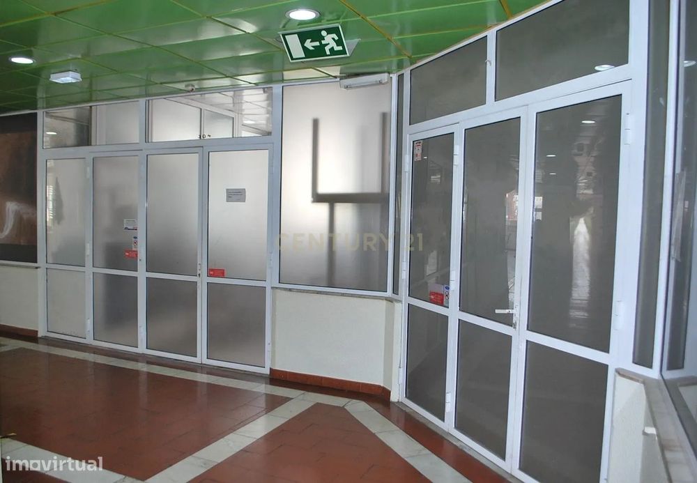 Loja na Amora com Terraço e Óptima Localização