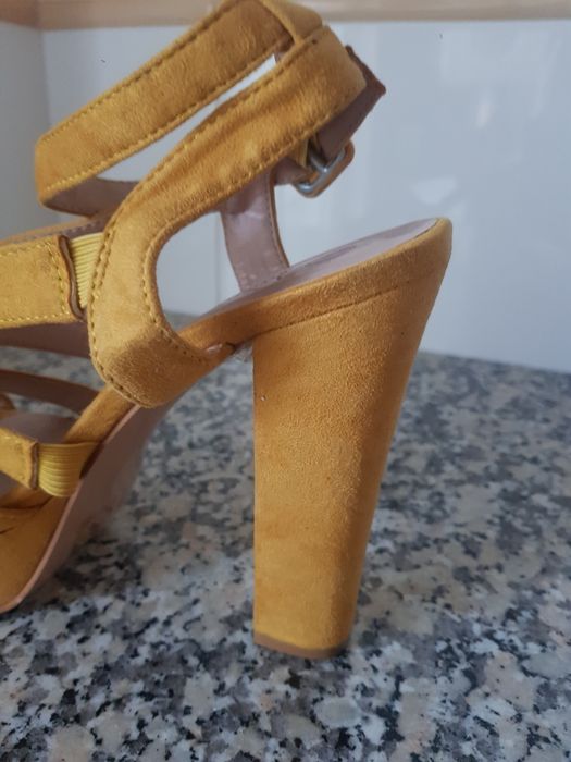 Sandálias Salto Alto COM CUNHA -  Amarelo Mostarda - T38