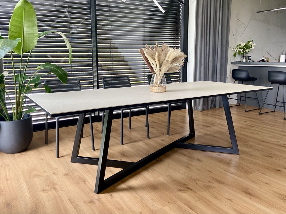Nowy stół z blatem ze spieku kwarcowego 248 x 100