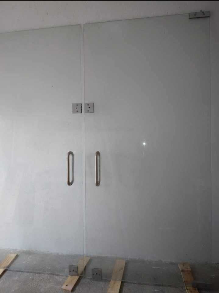 Portas em vidro com punhos em inox