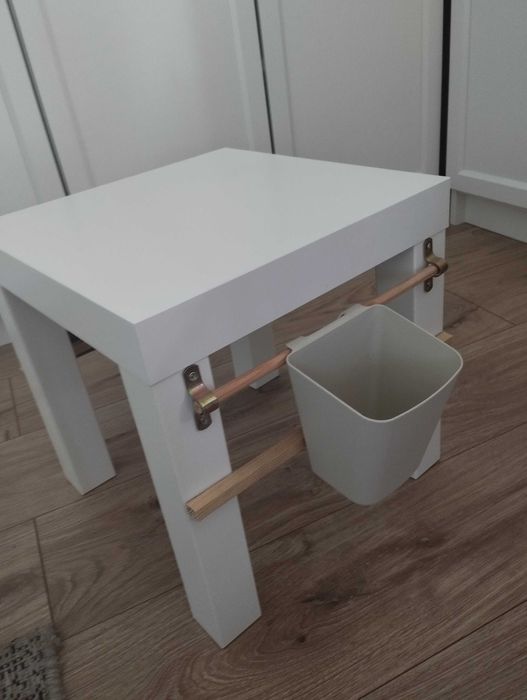 Pierwszy stolik dla dzieci pojemniki