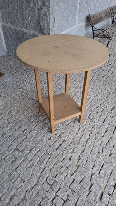 Mesa redonda de madeira crua