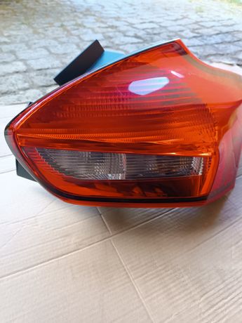 Lampa prawy tył Focus mk3 hb lift OE