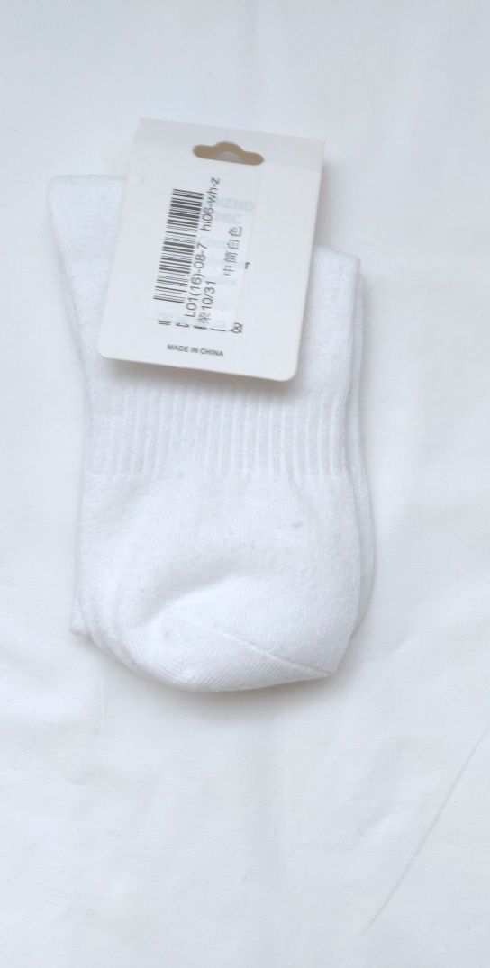 Белые носки с высокой резинкой в рубчик