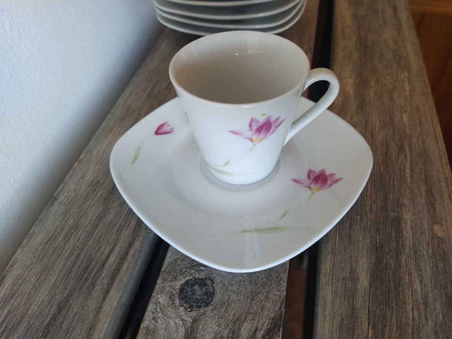Chávenas de café em porcelana