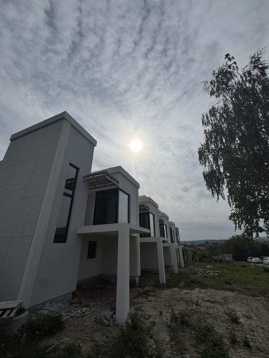 Двоповерхові таунхауси в закритому комплексі