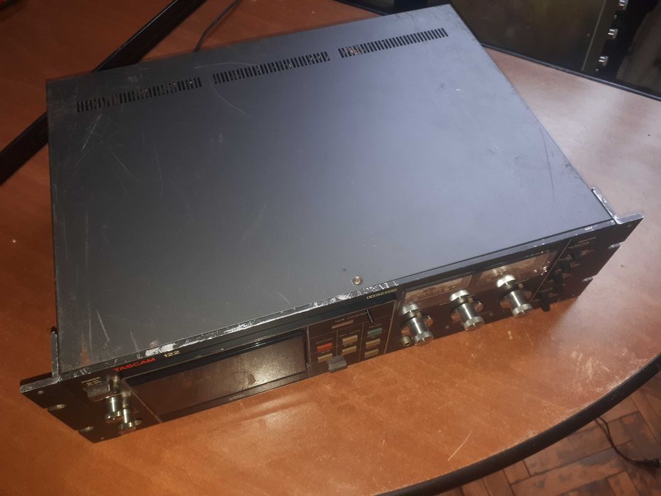 Касетна дека Tascam 122