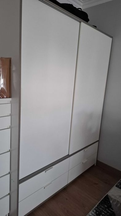 Roupeiro IKEA - 2 portas de correr e 4 gavetas