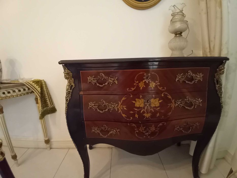 Móvel vintage com desenhos embutidos. Ideal para uma sala ou entrada.