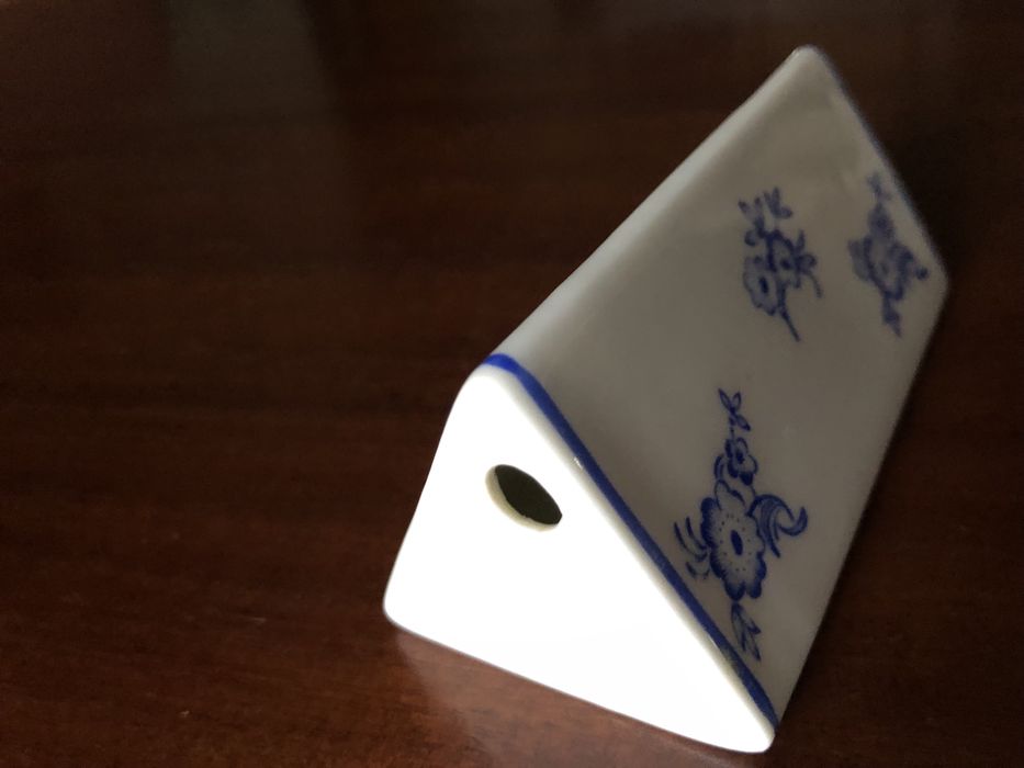 Paliteiro triangular em porcelana