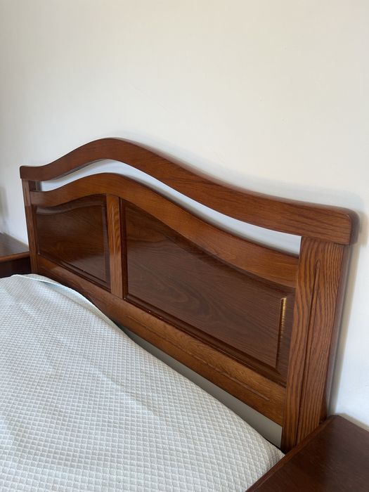 Cama de casal em madeira