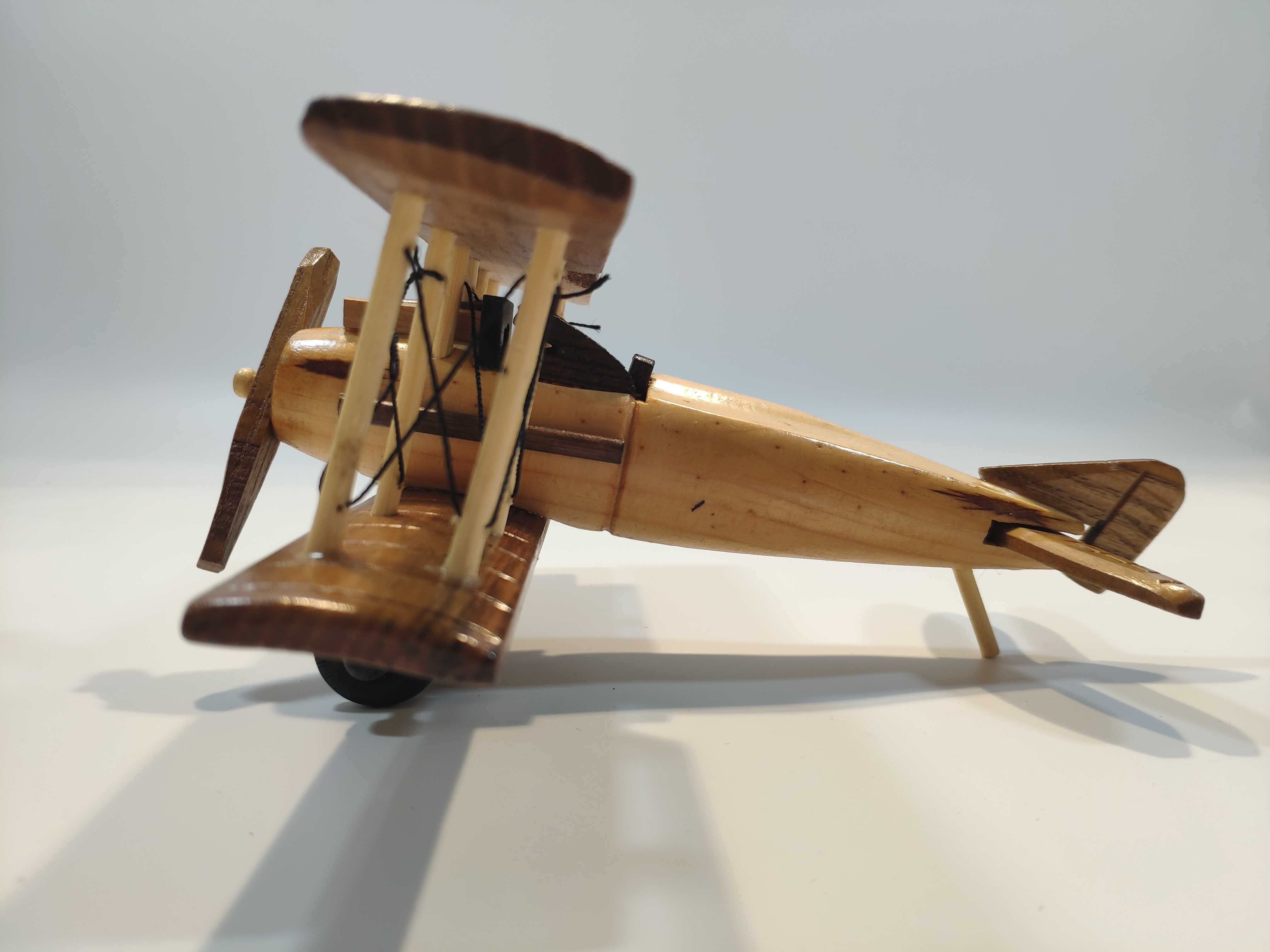 Drewniany Samolot w celofanie Dwupłatowiec model A. Pomysł na prezent