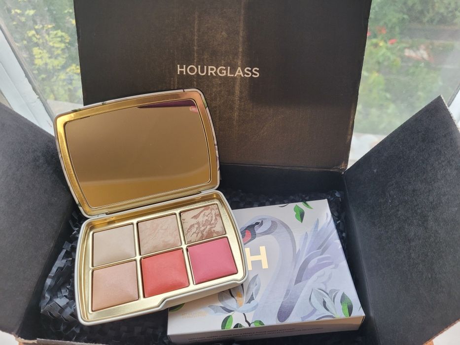 Палетка Hourglass palette в наявності