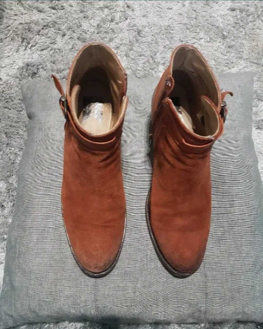 Botins em pele camel