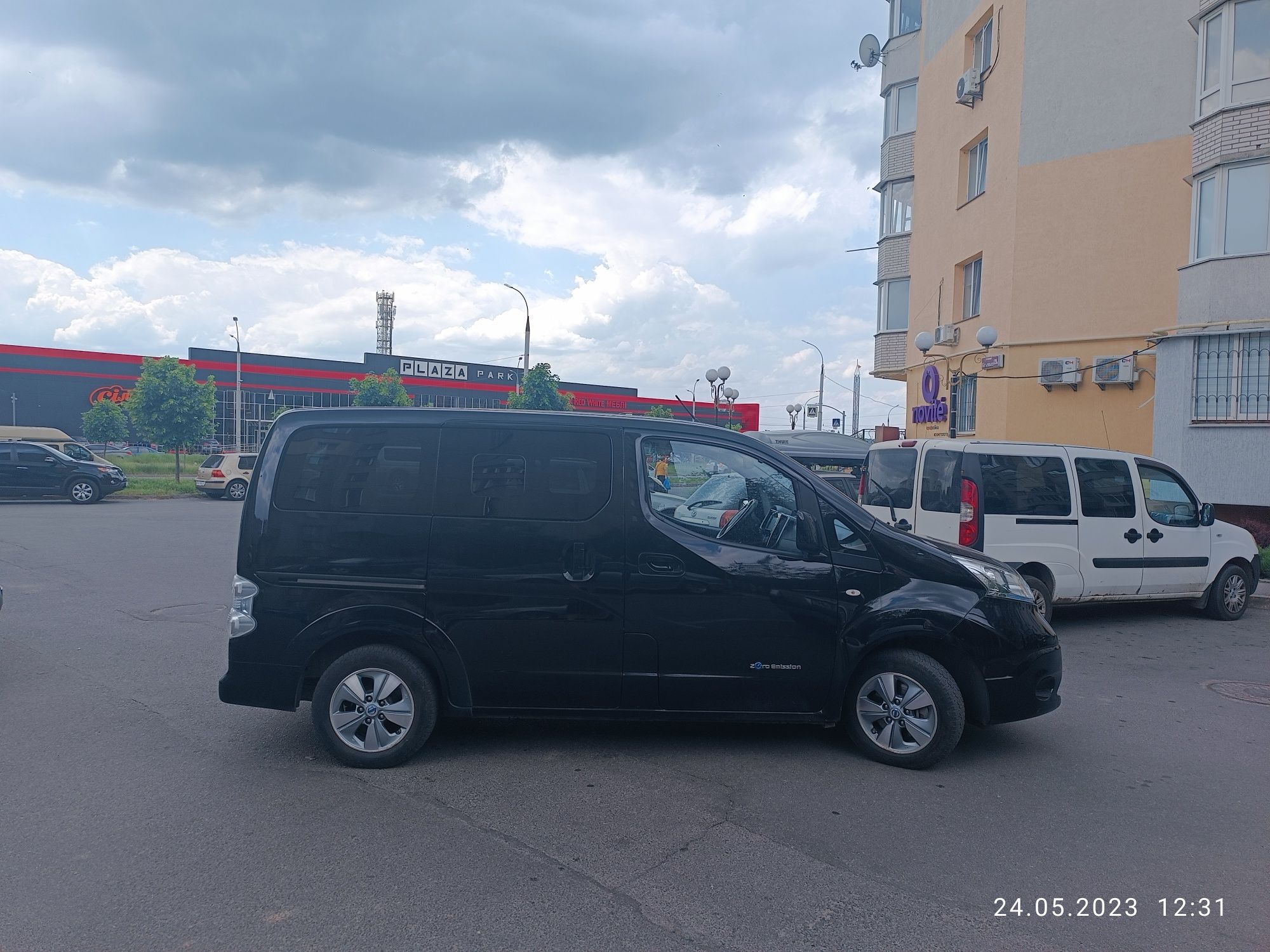 Здам в довгострокову оренду електромобіль Nissan E-NV 200