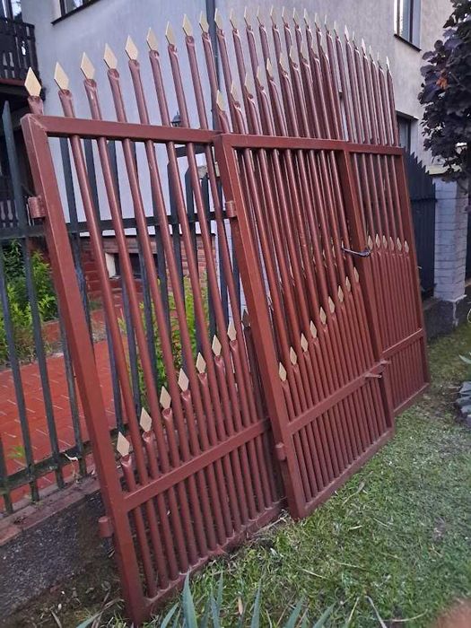 Brama wjazdowa z furtką z mosiądzem ręcznie kuta