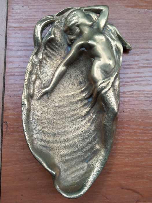 Ozdobny podstawek kobieta mosiądz