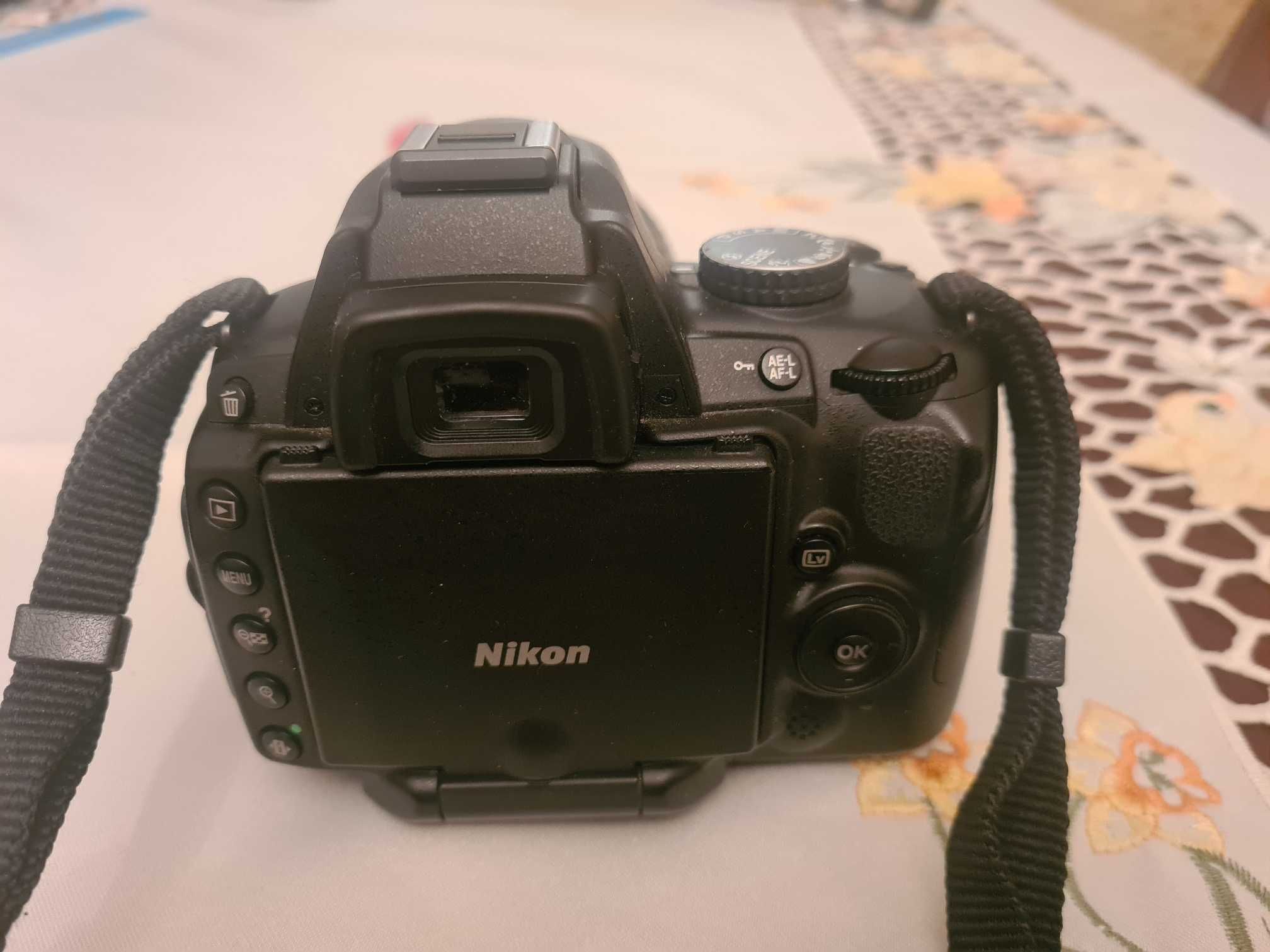Nikon D5000 + Nikkor 18-55mm + etui