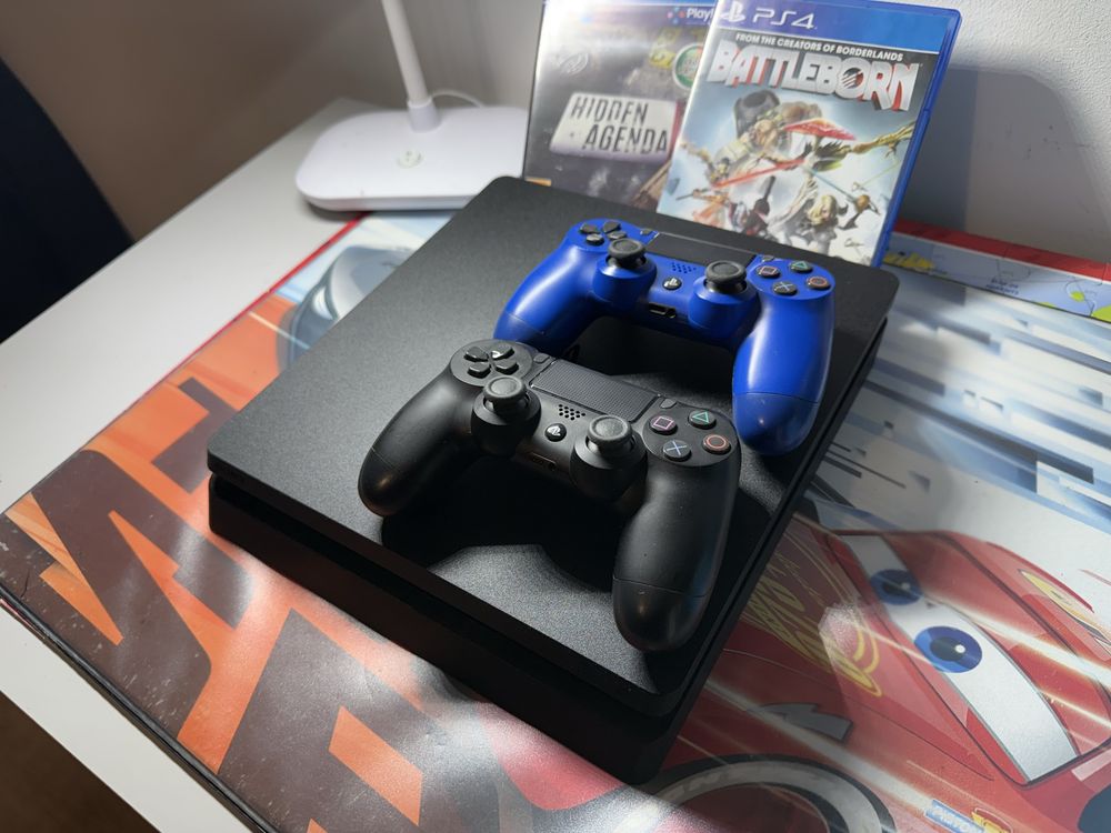 Playstation 4 slim de 1 Tb 2 comandos e 2 jogos