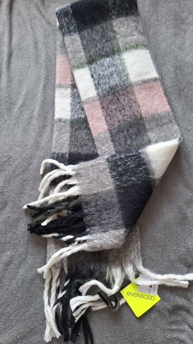 Szalik z fredzlami, nowy, Even&odd