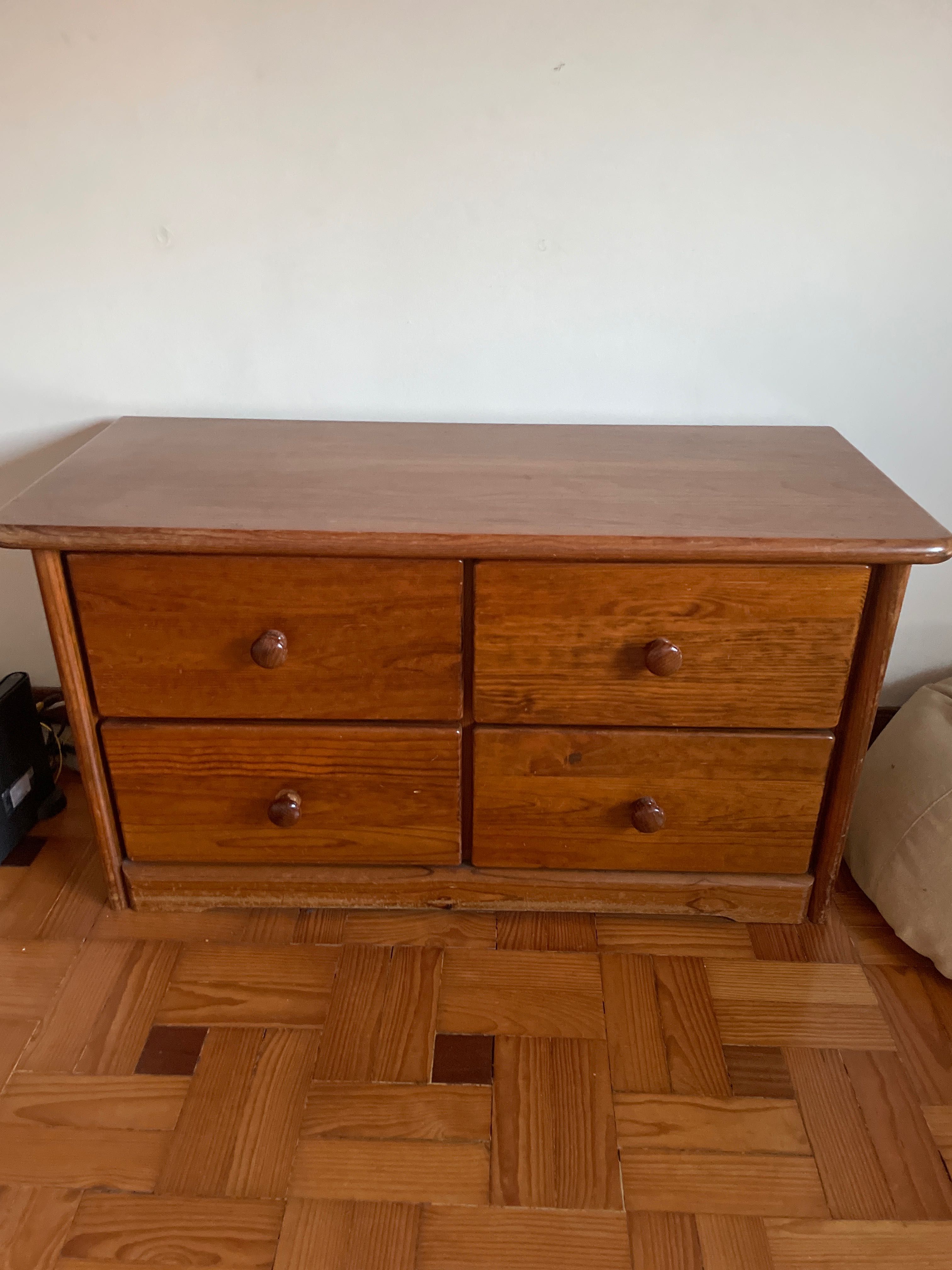 Cómoda com 4 gavetas de arrumação