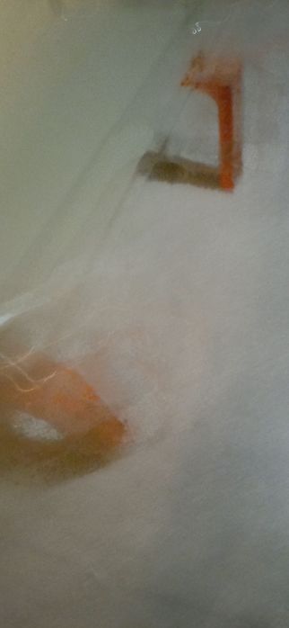 Stolik szklany z drewnianymi nogami