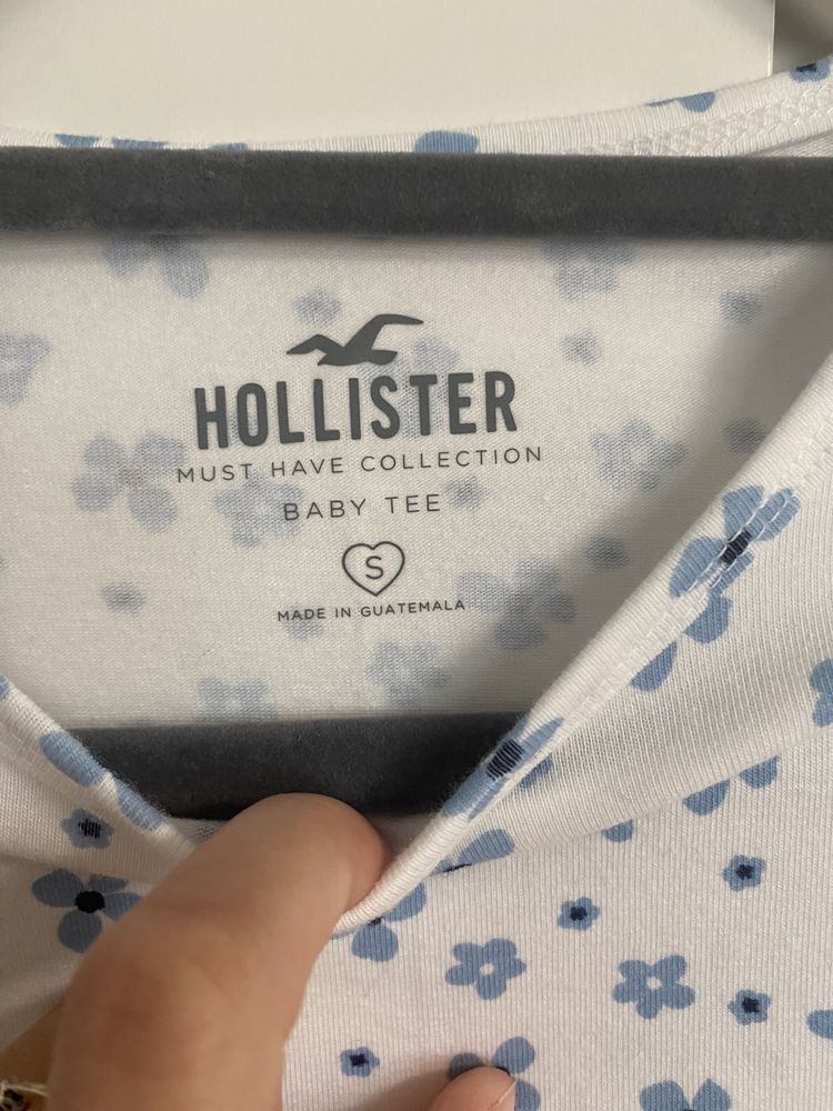 Crop top hollister w kwiaty.