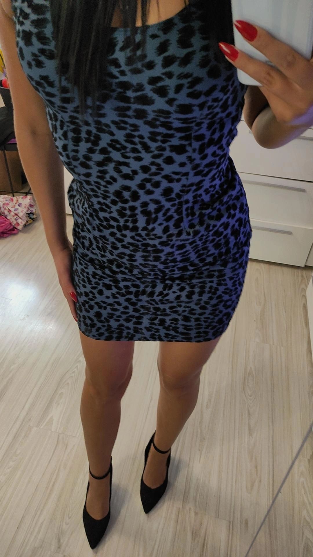 Niebieska obcisła sukienka panterka leopard print